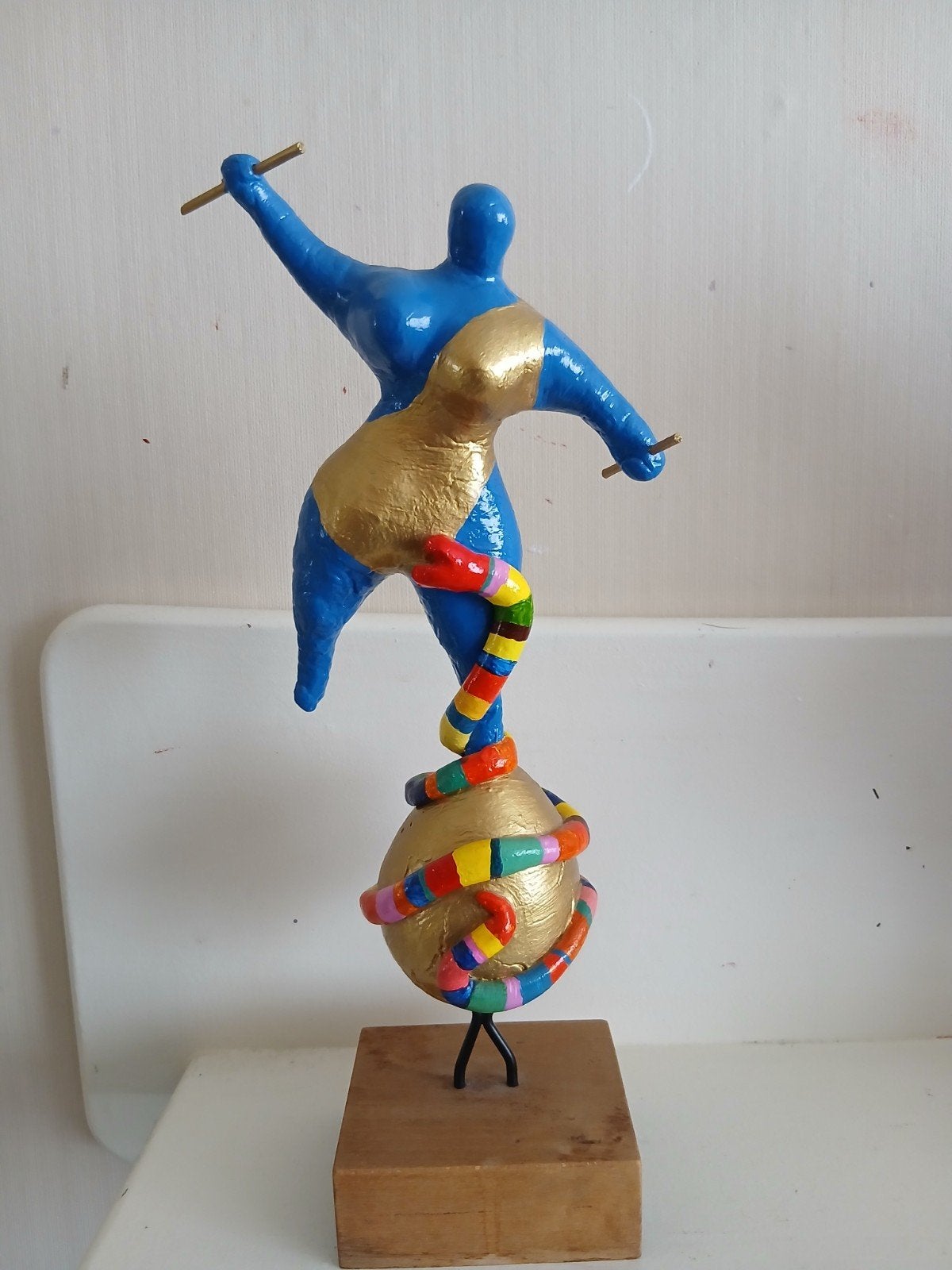 vrouw op ei / bal met slang kleurrijk papier mache ? beeld, Ophalen of Verzenden