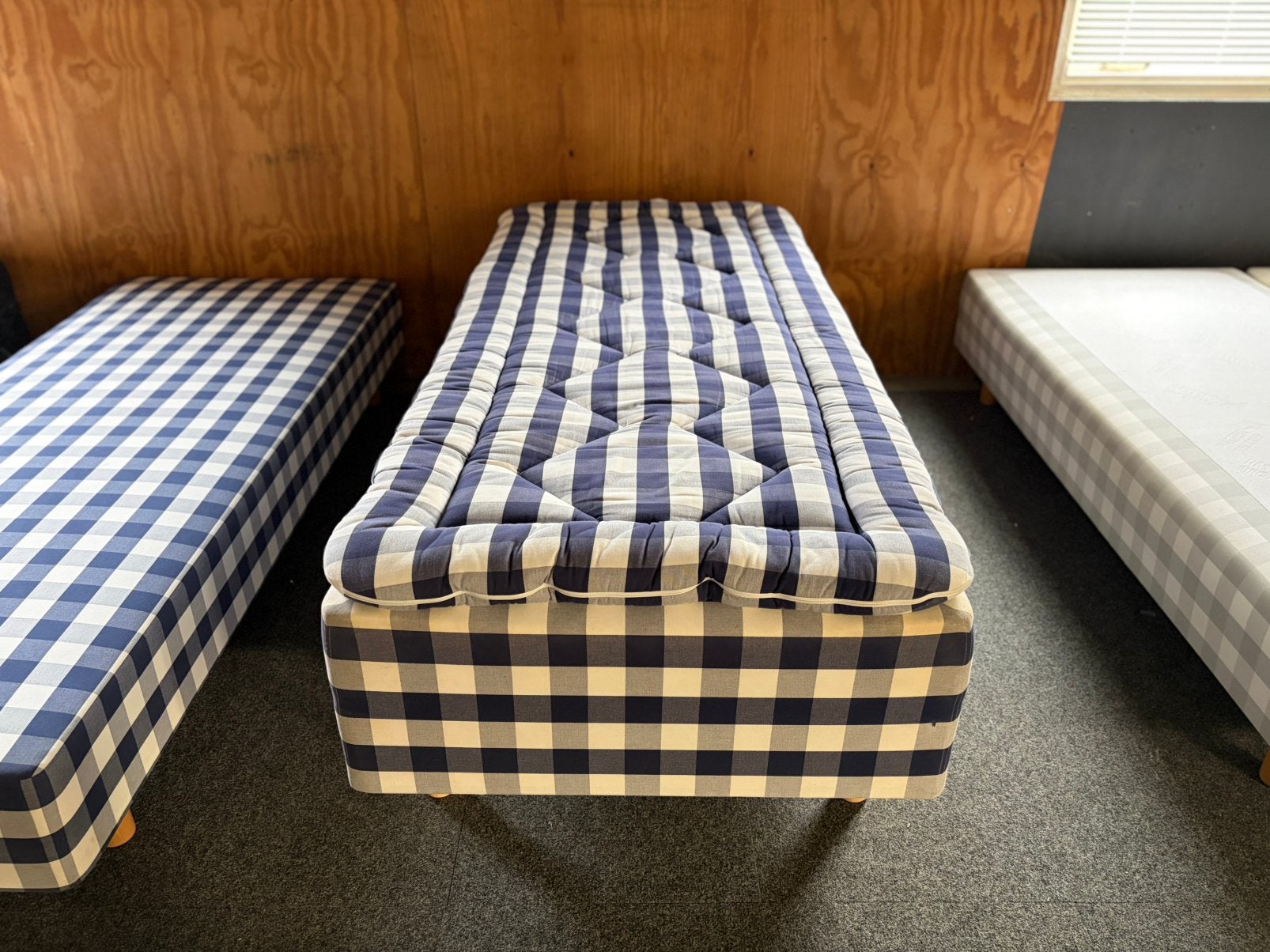 Hastens Superia medium 90x210 incl. BJX topper, Ophalen of Verzenden, Zo goed als nieuw, Tweepersoons