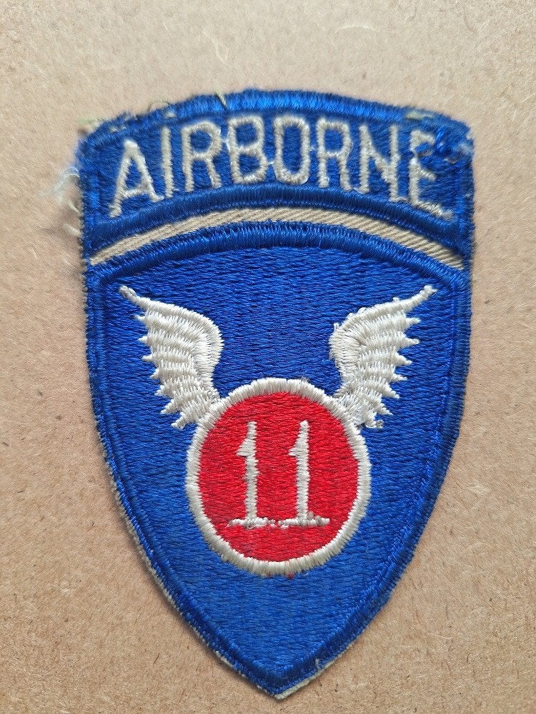 WWII US 11th Airborne Division patch with tab, Verzenden, Amerika, Embleem of Badge