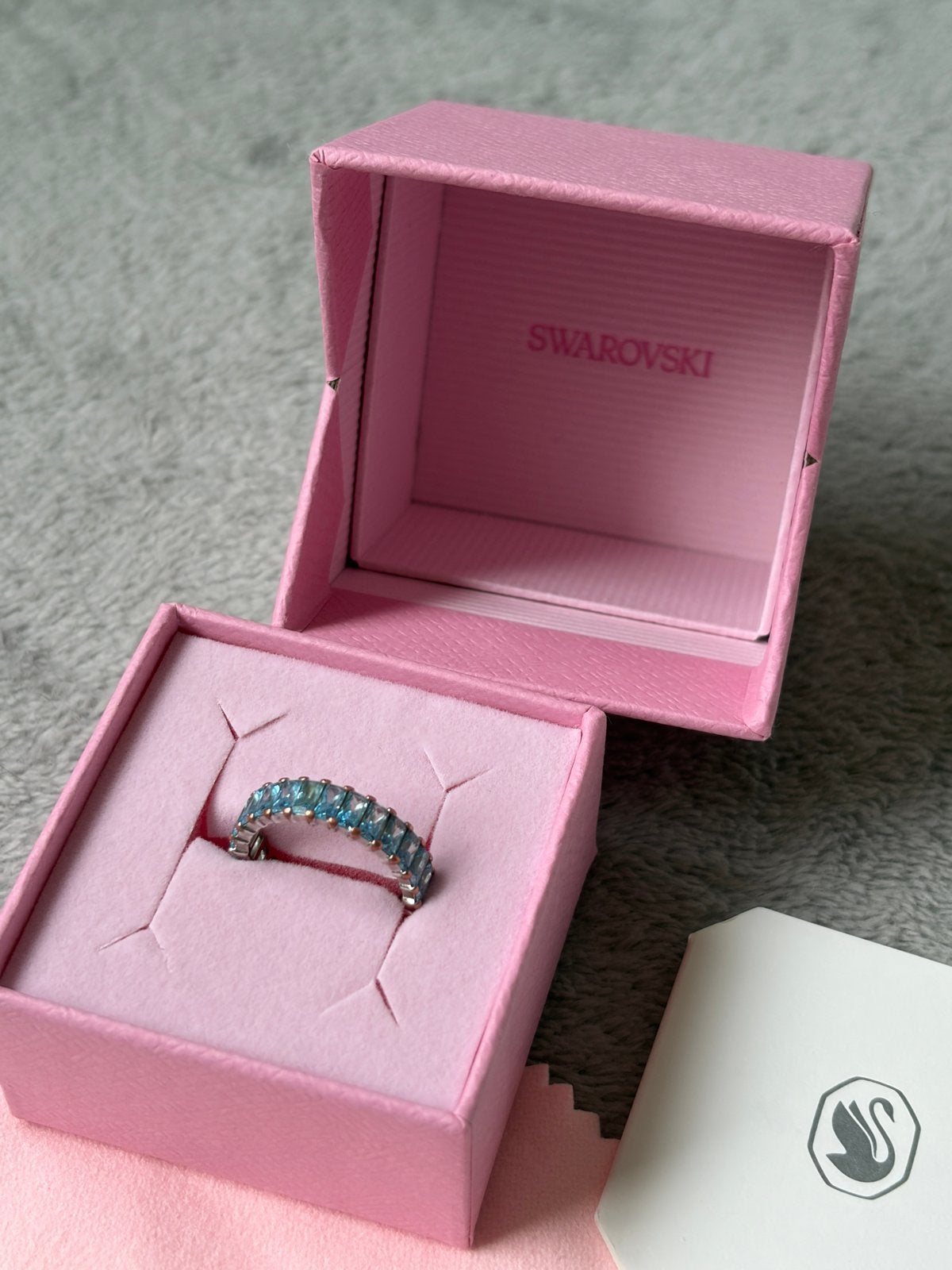 Swarovski ring met blauwe kristallen, maat 50, Sieraden, Tassen en Uiterlijk, Ringen, Met kristal, Overige materialen, Blauw, Ophalen of Verzenden