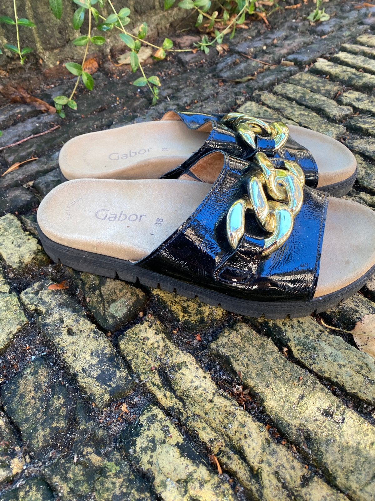 Gabor slippers, maat 38, zwart lak, goudkleurige ketting –, Ophalen of Verzenden, Zo goed als nieuw, Schoenen