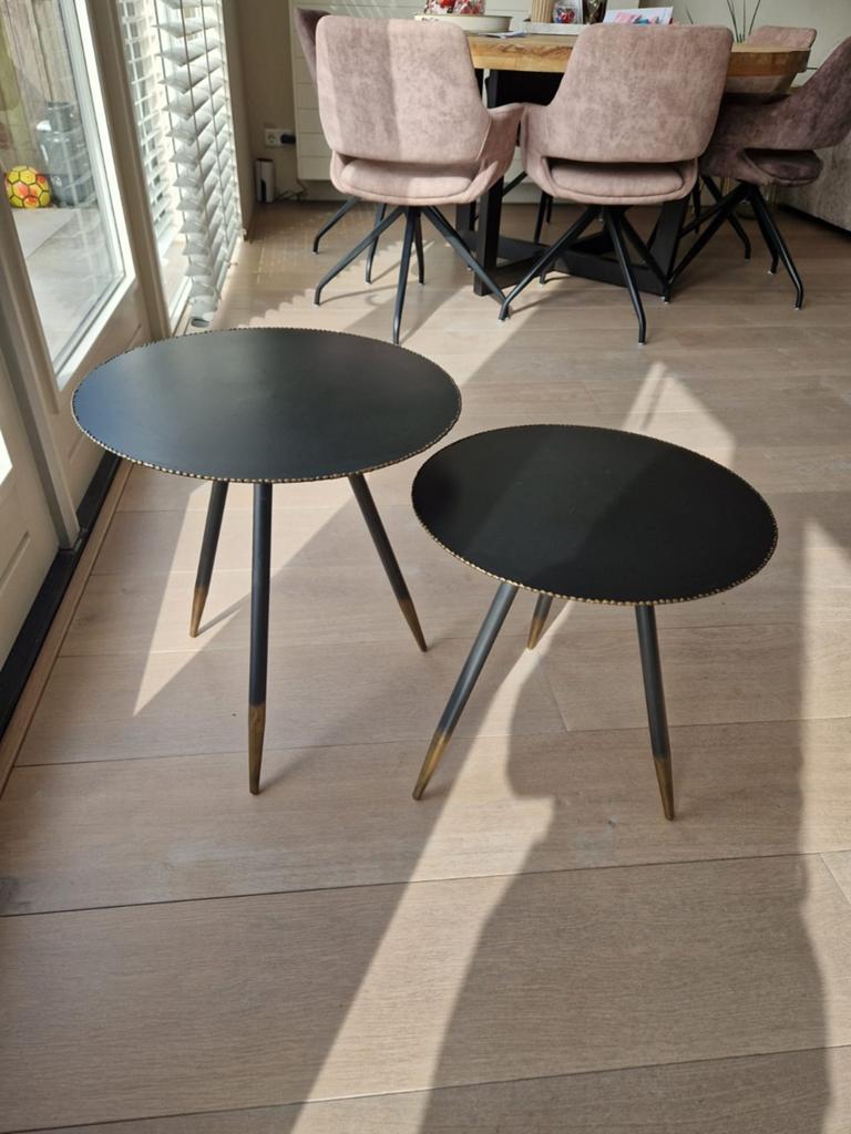 Set van 2 zwarte Dutchbone bijzettafels met gouden accenten, Minder dan 55 cm, Metaal of Aluminium, Rond, Zo goed als nieuw