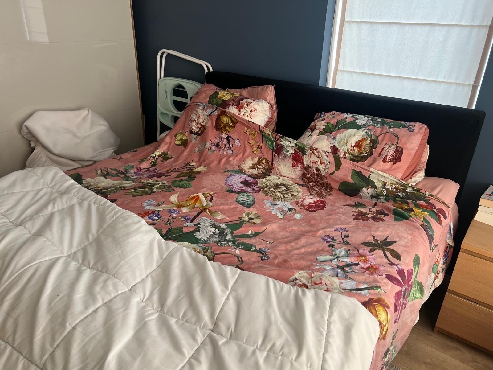 Foto 7 van Tweepersoonsbed met stoffen hoofdbord