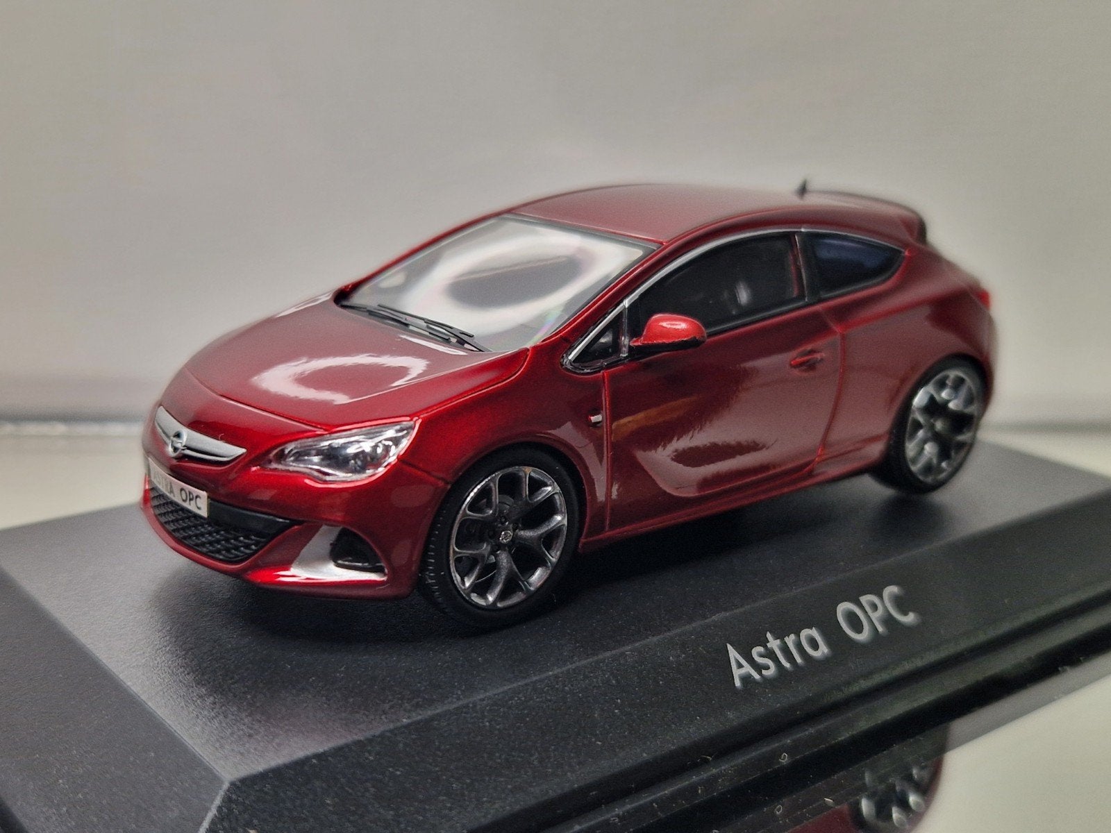 Opel Astra OPC modelauto - Rood - Nieuw in doos, Hobby en Vrije tijd, Modelauto's | 1:43, Ophalen of Verzenden, Zo goed als nieuw