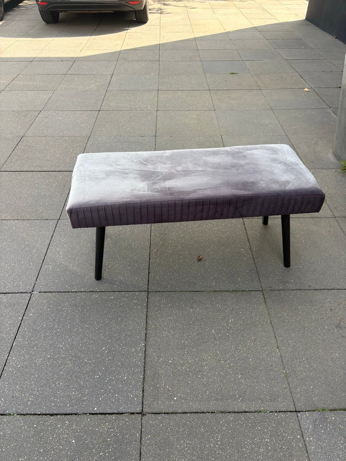 Grijze fluwelen bankje/poef met zwarte poten, Ophalen, Gebruikt, Eén, Stof