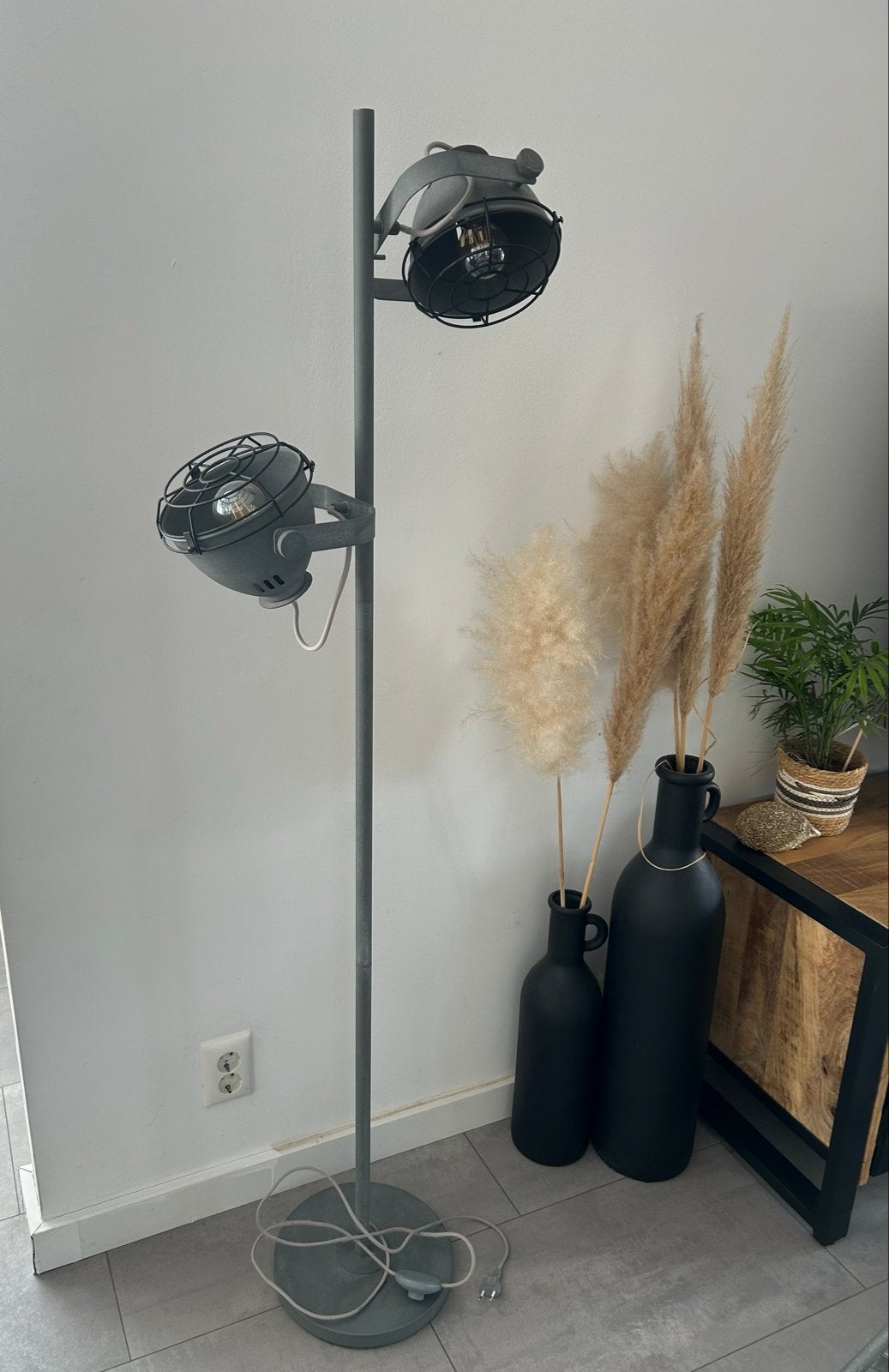 Stoere grijze vloerlamp met twee verstelbare spots, Huis en Inrichting, Ophalen, Gebruikt, E27 (groot), Metaal