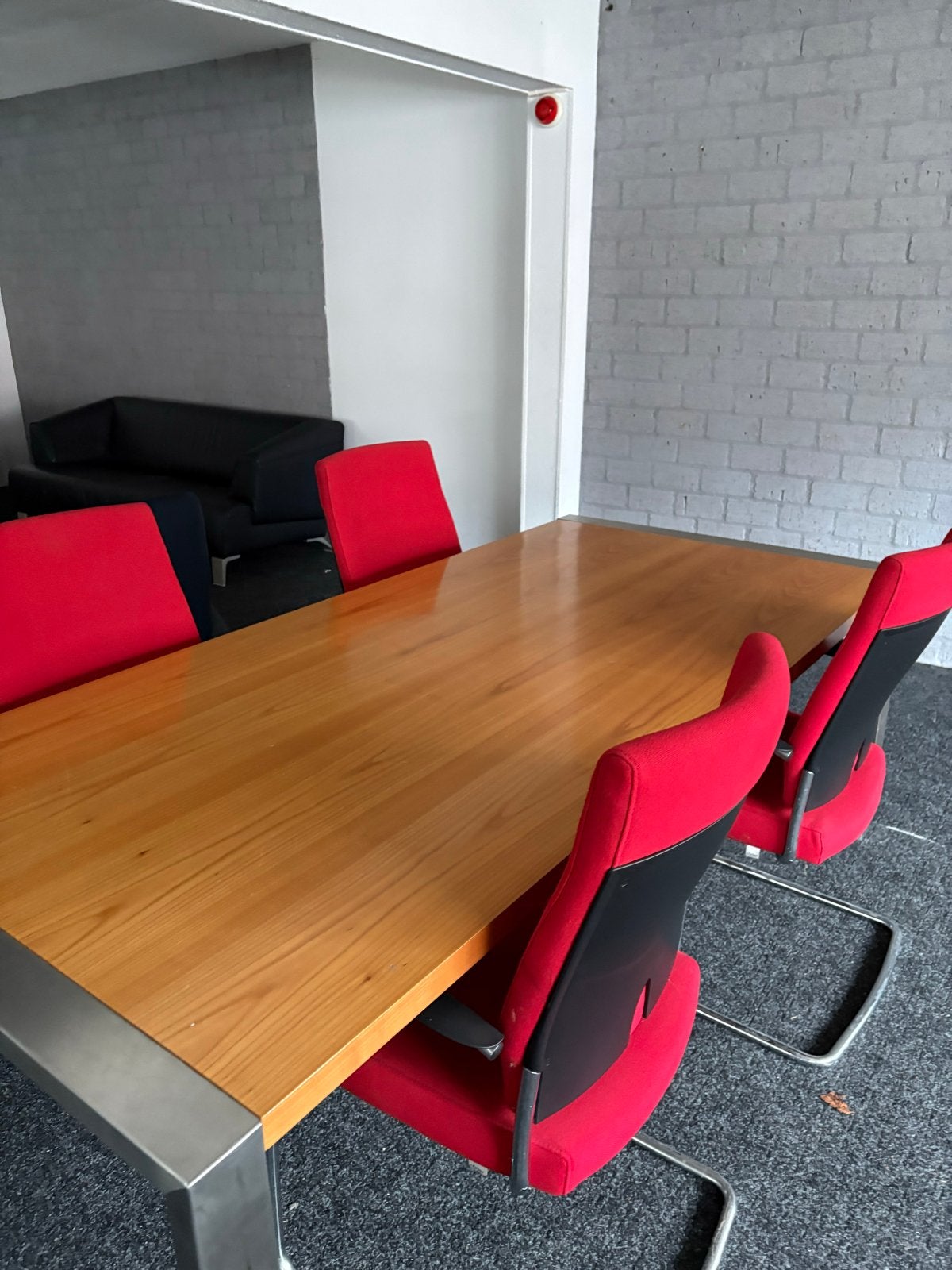 Moderne vergadertafel met 4 rode stoelen, Ophalen, Gebruikt, 50 tot 100 cm, 150 tot 200 cm