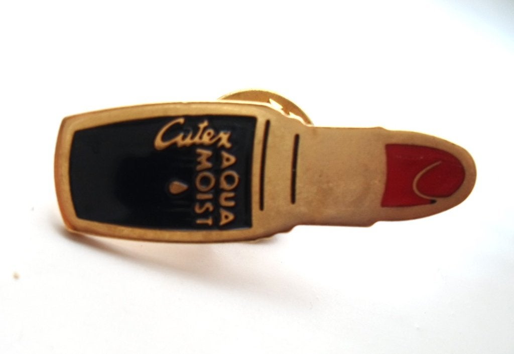 Pin Cutex. In de vorm van een Lippenstift. Cosmetica merk., Verzamelen, Speldjes, Pins en Buttons, Ophalen of Verzenden, Zo goed als nieuw