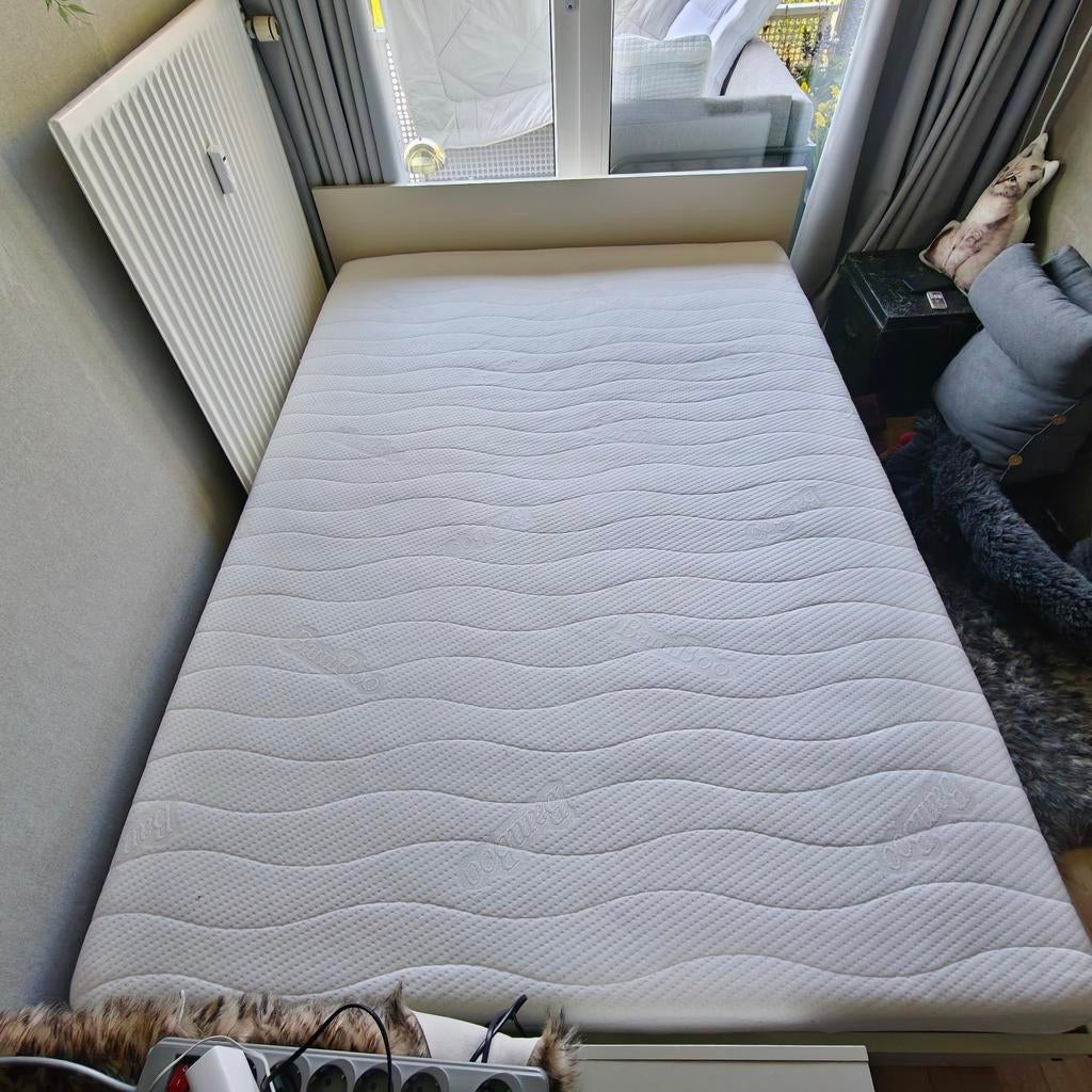 Comfortabel tweepersoonsbed met matras, Huis en Inrichting, Slaapkamer | Matrassen en Bedbodems, Zo goed als nieuw, Bedbodem, 140 cm
