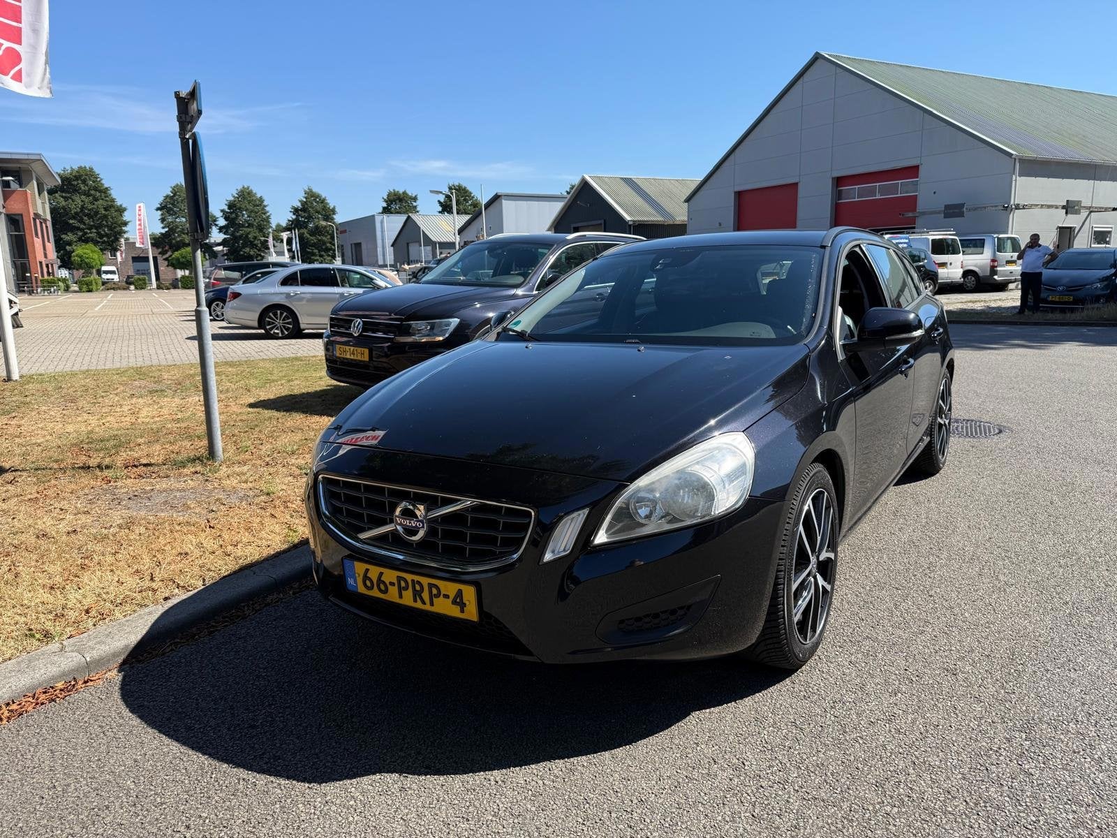 Volvo V60 1.6 T4 Kinetic automaat, Auto's, Gebruikt, Zwart, Zwart, 1600 kg