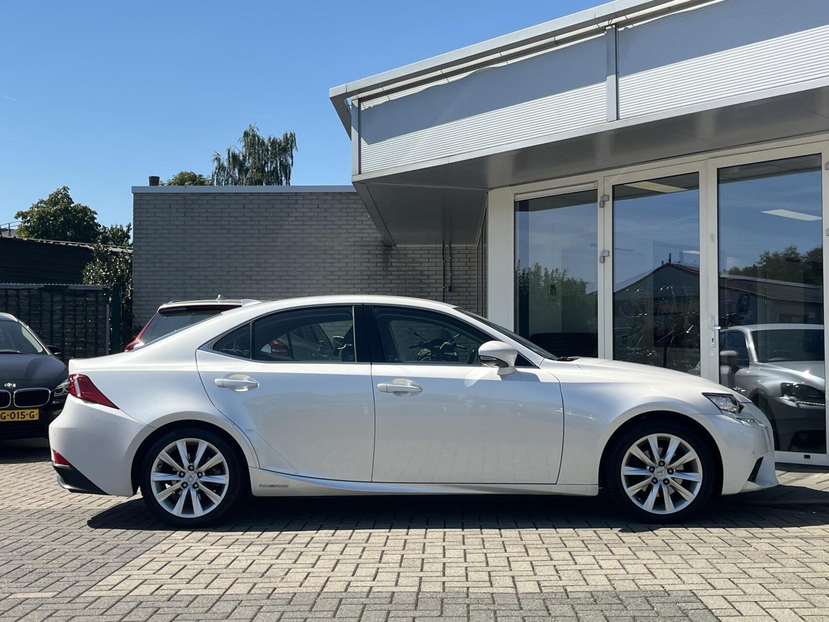 Lexus IS 300h HYBRID 223PK TREKHAAK+ACC+DAB+CAMERA DEALER OH, Automaat, Achterwielaandrijving, Gebruikt, Leder en Stof