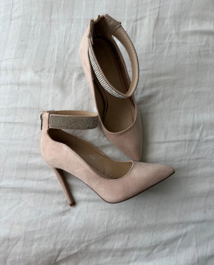 Roze suède bruiloft hakken met enkelbandje en strass maat 38, Kleding | Dames, Schoenen, Ophalen of Verzenden, Zo goed als nieuw