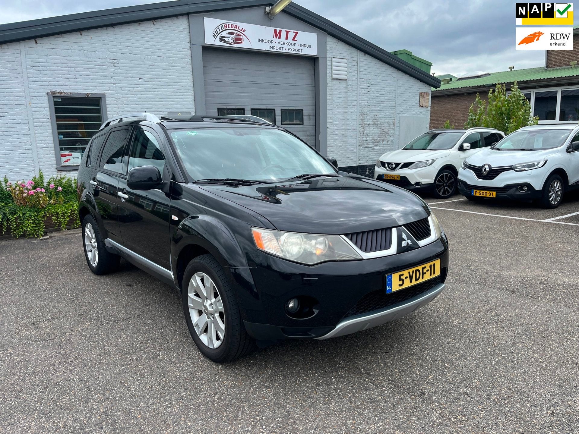 Mitsubishi Outlander 2.2 DI-D Instyle| 4WD|PANO|LEDER|KEYLES, Auto's, Bestelauto's, Gebruikt, Zwart, Vierwielaandrijving, 2 stoelen