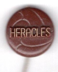 Heracles bruin plastic voetbal club speldje ( Y_195 ), Verzamelen, Speldjes, Pins en Buttons, Verzenden, Nieuw, Sport, Speldje of Pin