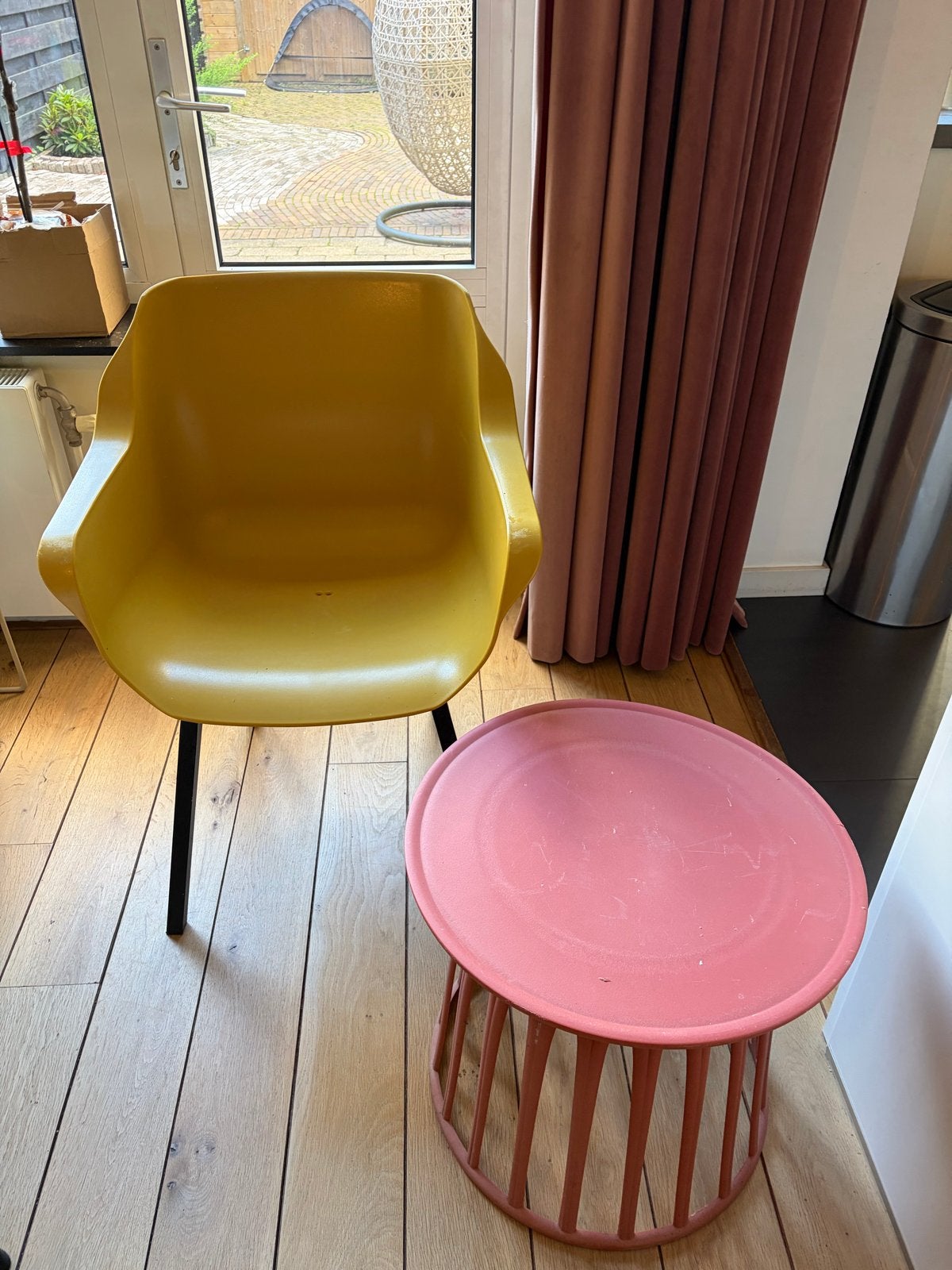 Gele stoel en terra bijzettafel, Ophalen, Kunststof, Gebruikt, Overige kleuren
