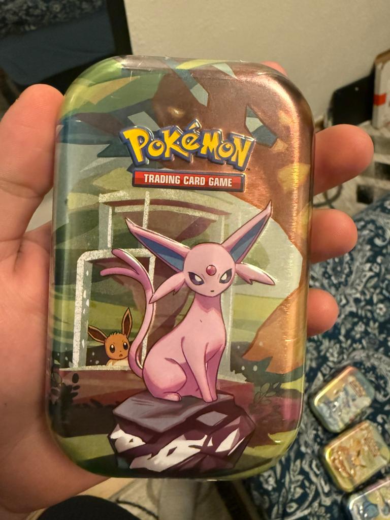 Prismatic evolution mini tins sealed, Ophalen of Verzenden, Zo goed als nieuw