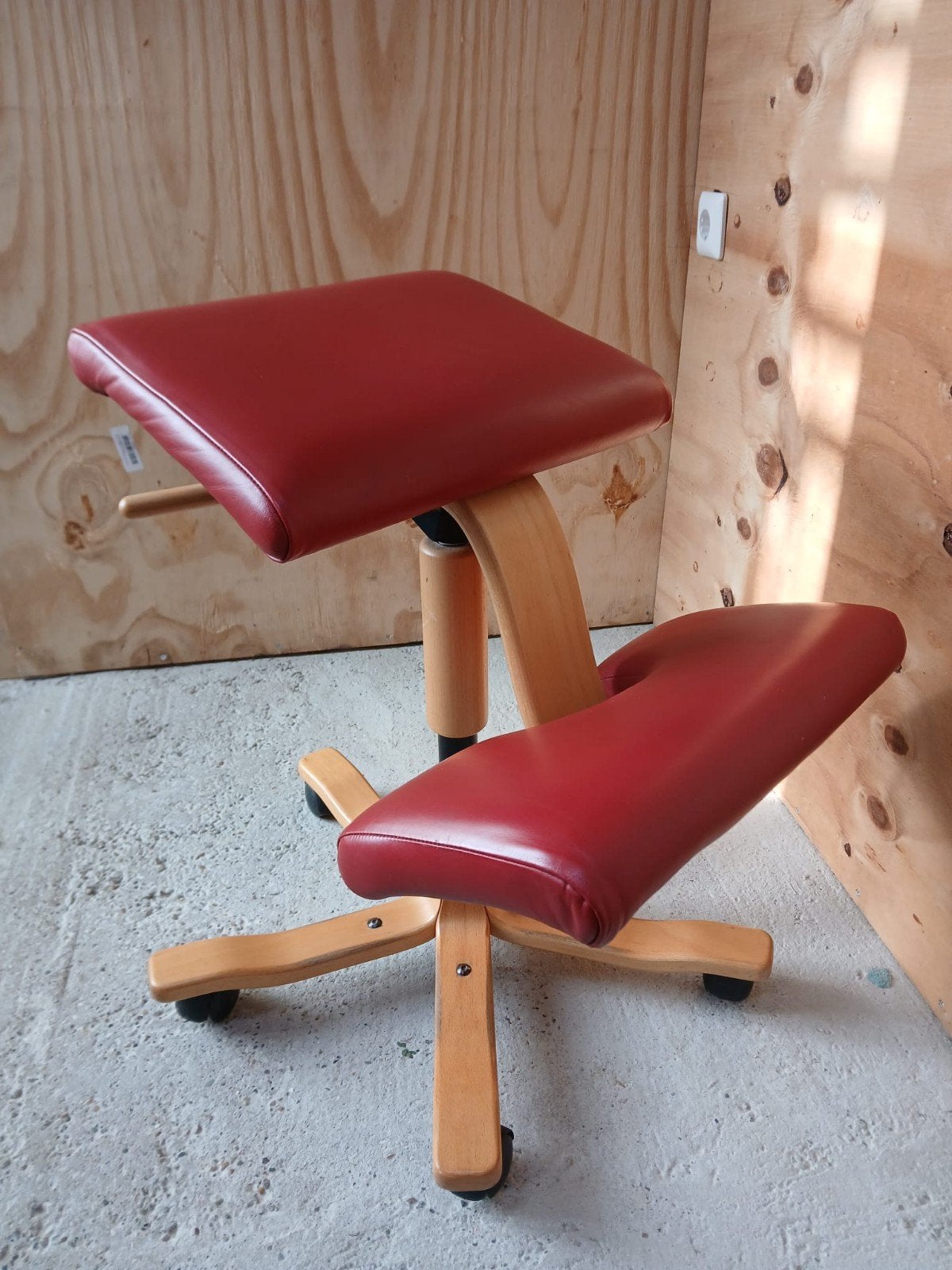 Stokke Kniestoel - Rood leer, Ophalen, Gebruikt, Ergonomisch, Scandinavisch design, Eén