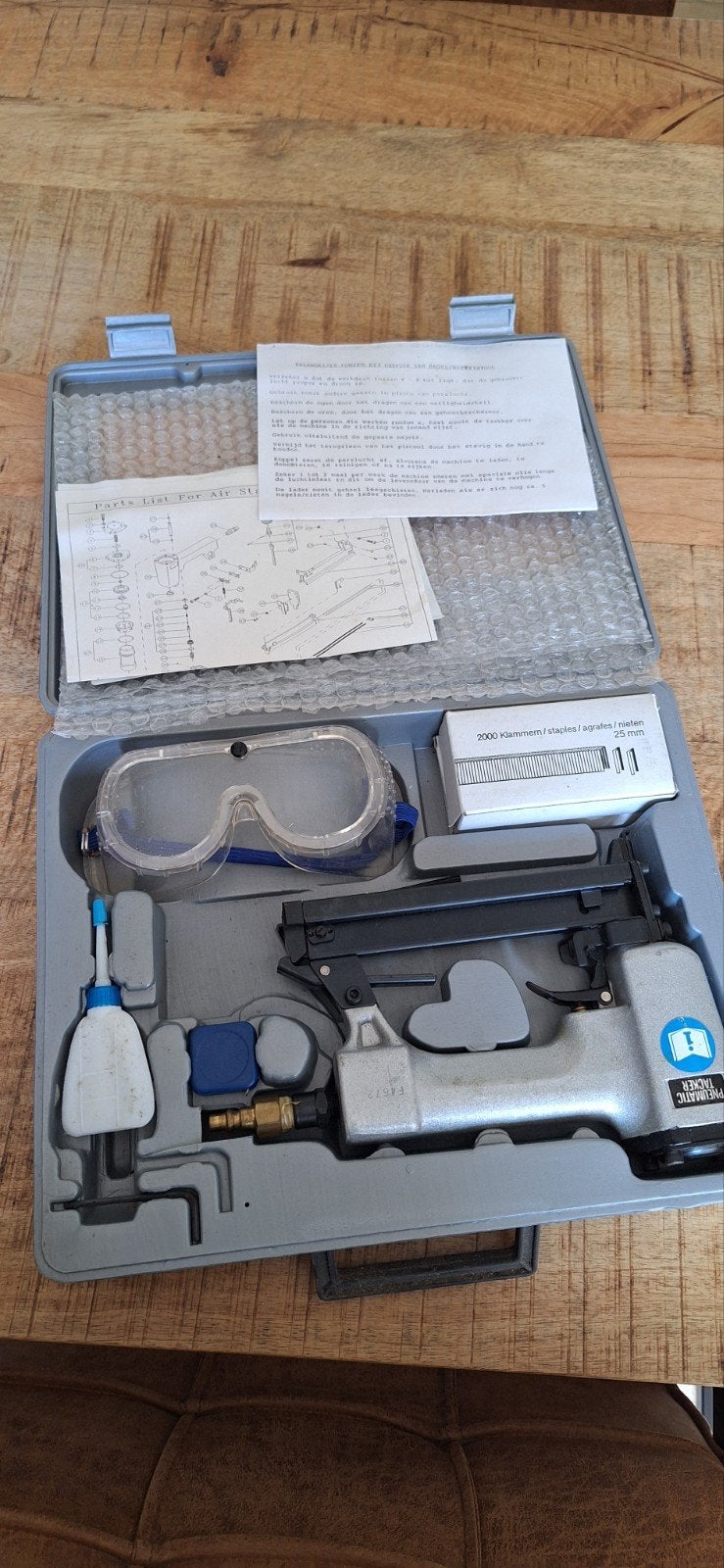 Pneumatische tacker set met accessoires, Ophalen of Verzenden, Gebruikt