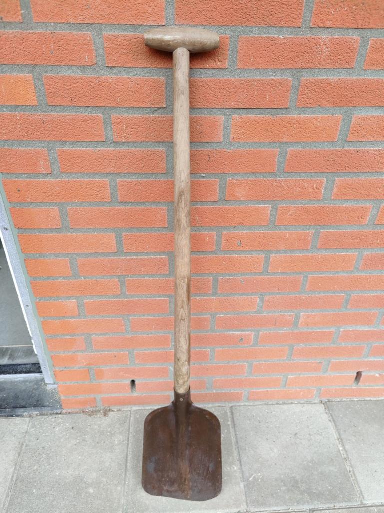 Schop met houten steel, Ophalen, Gebruikt