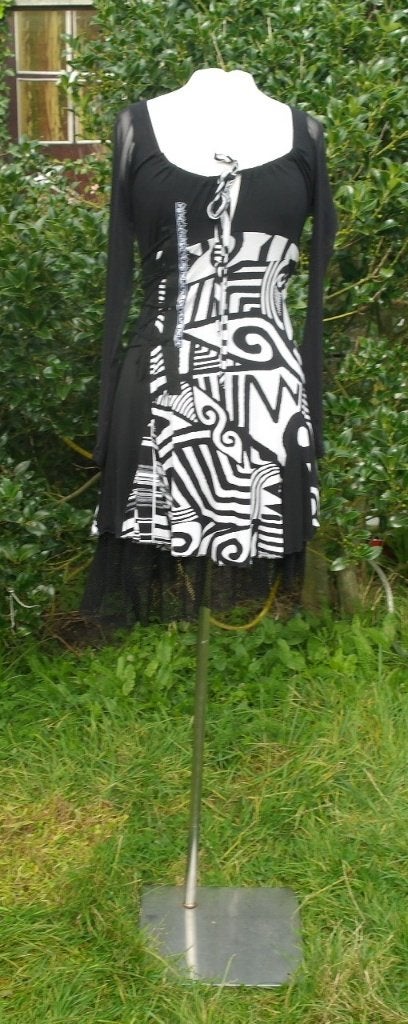 NIEUW gaaf jurkje, mt. S/M, zwart met een witte print, ., Zwart, Nieuw, Ophalen of Verzenden