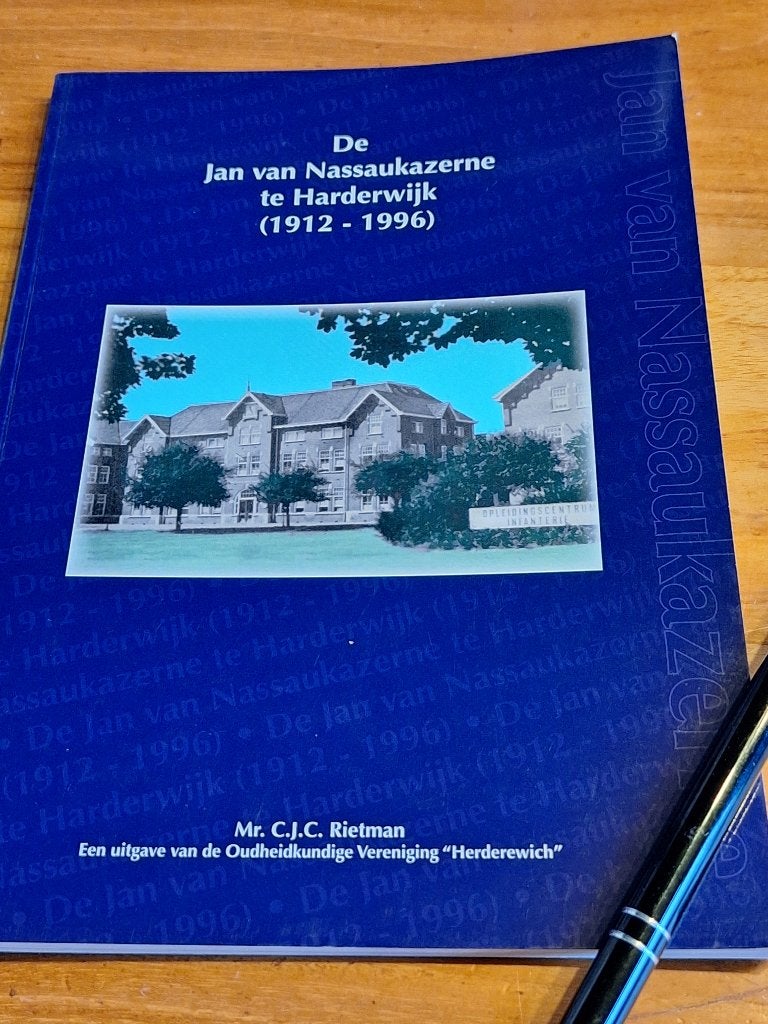 De Jan van Nasaukazerne te Harderwijk (1912 - 1996), Ophalen of Verzenden, Tweede Wereldoorlog, Zo goed als nieuw, Overige onderwerpen
