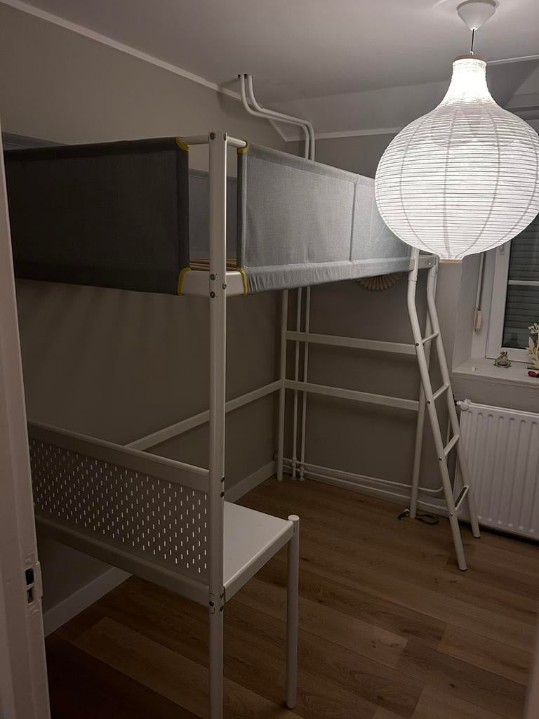 Hoogslaper met bureau + matras, Huis en Inrichting, Slaapkamer | Stapelbedden en Hoogslapers, Ophalen, Eenpersoons, Zo goed als nieuw