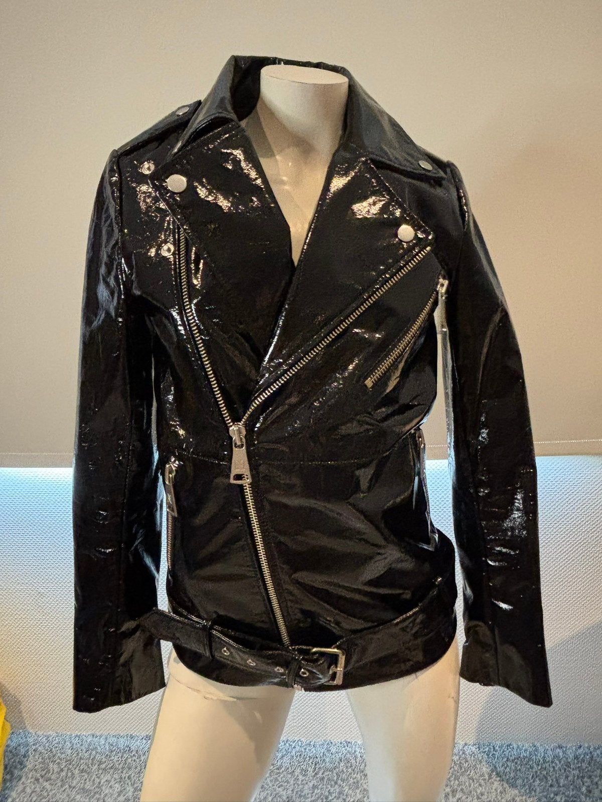 Nikkie lederlook jas maat 34, Ophalen of Verzenden, Zo goed als nieuw, Maat 34 (XS) of kleiner, Zwart
