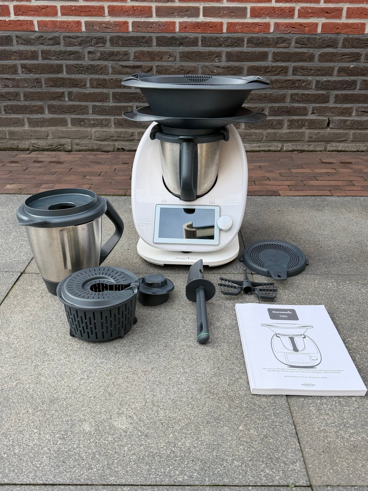 Thermomix TM6 met 2 mengbekers en toebehoren + onderplaat, 2 tot 3 liter, Ophalen, Zo goed als nieuw, 3 snelheden of meer