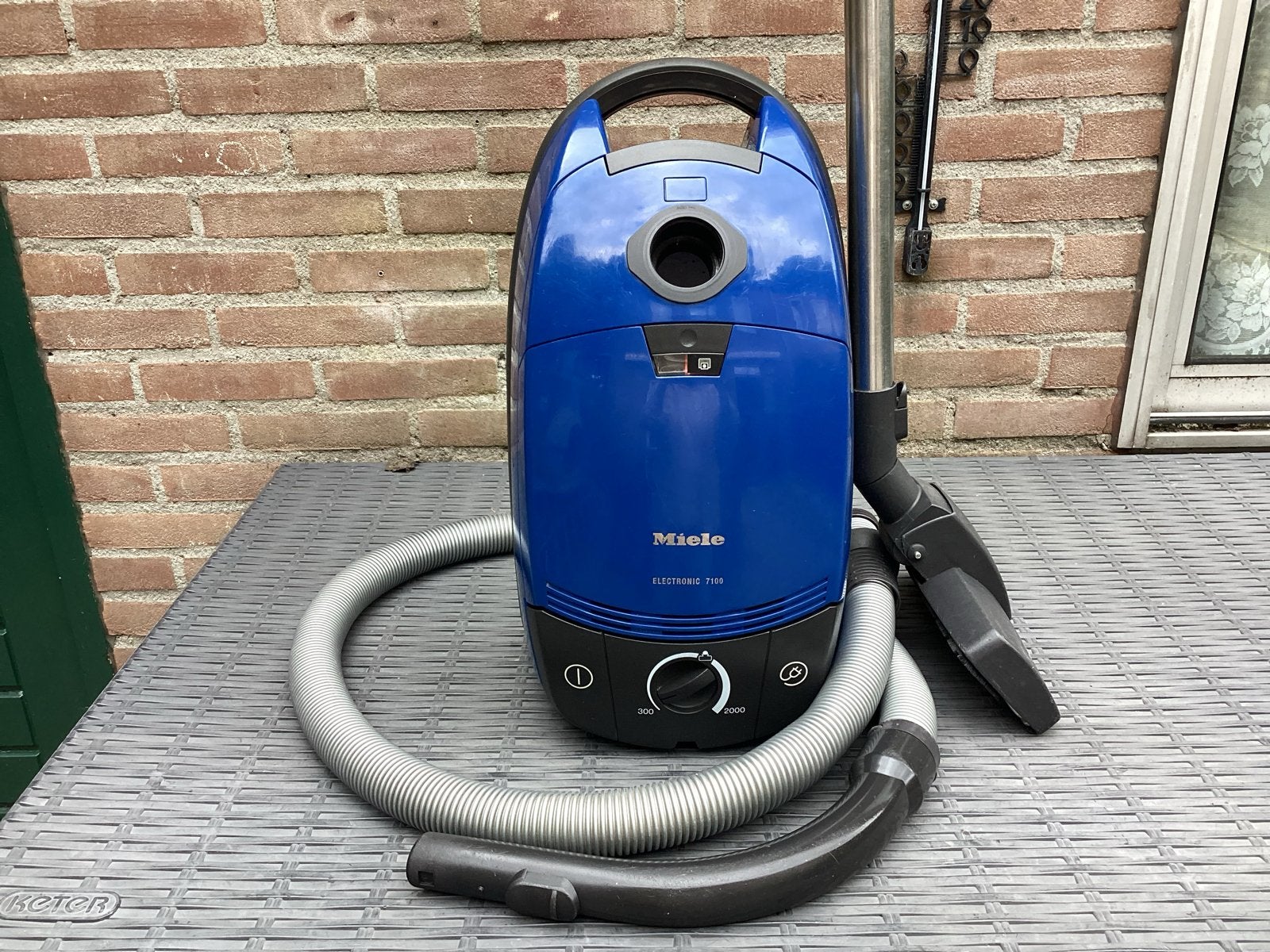Miele Electronic 7100.  (  2000 watts power.  ), Witgoed en Apparatuur, Stofzuigers, Zo goed als nieuw, Sledestofzuiger, Miele