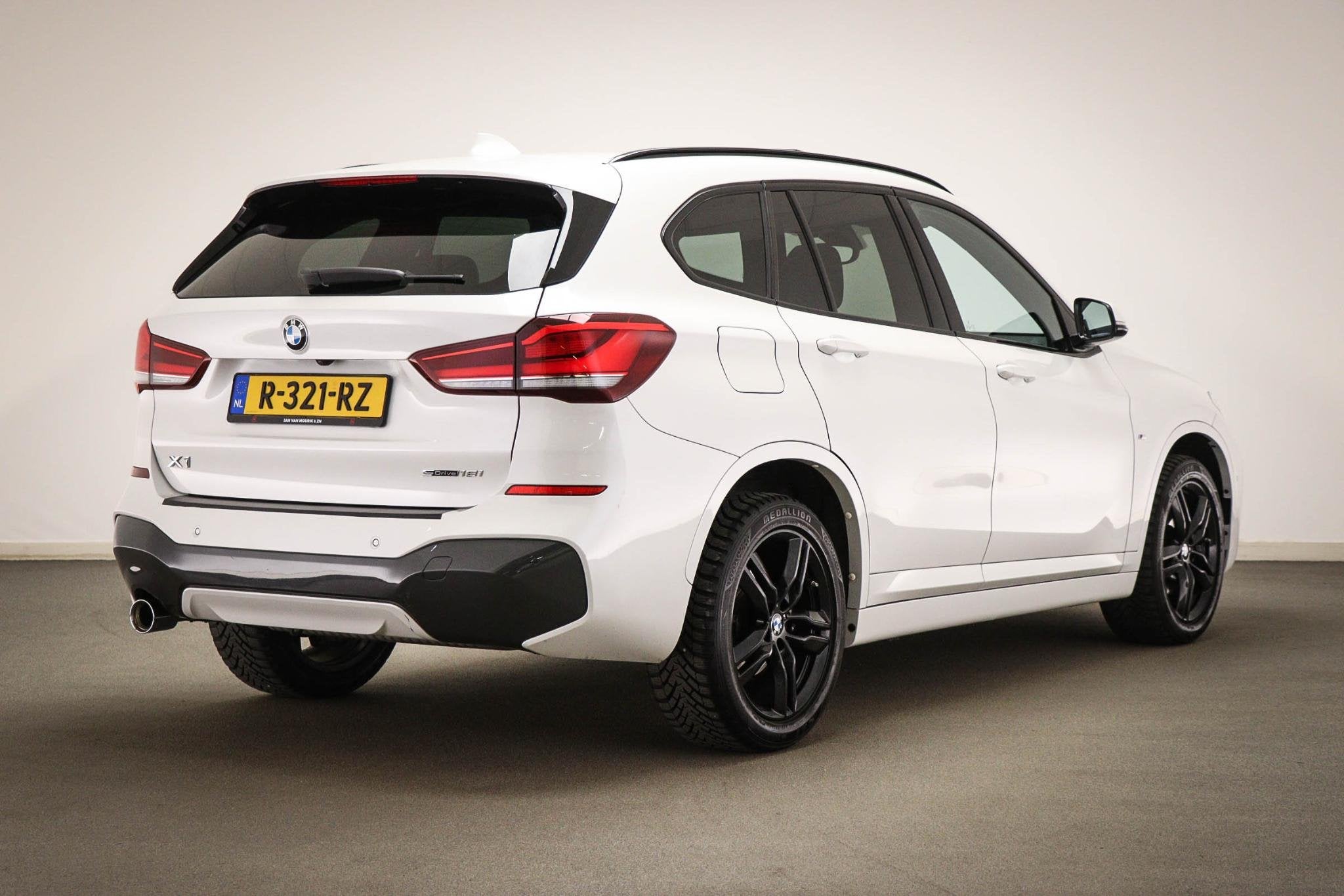 BMW X1 sDrive18i High Executive | M-SPORT | PANORAMADAK | ST, Gebruikt, Wit, 19 km/l, 3 cilinders