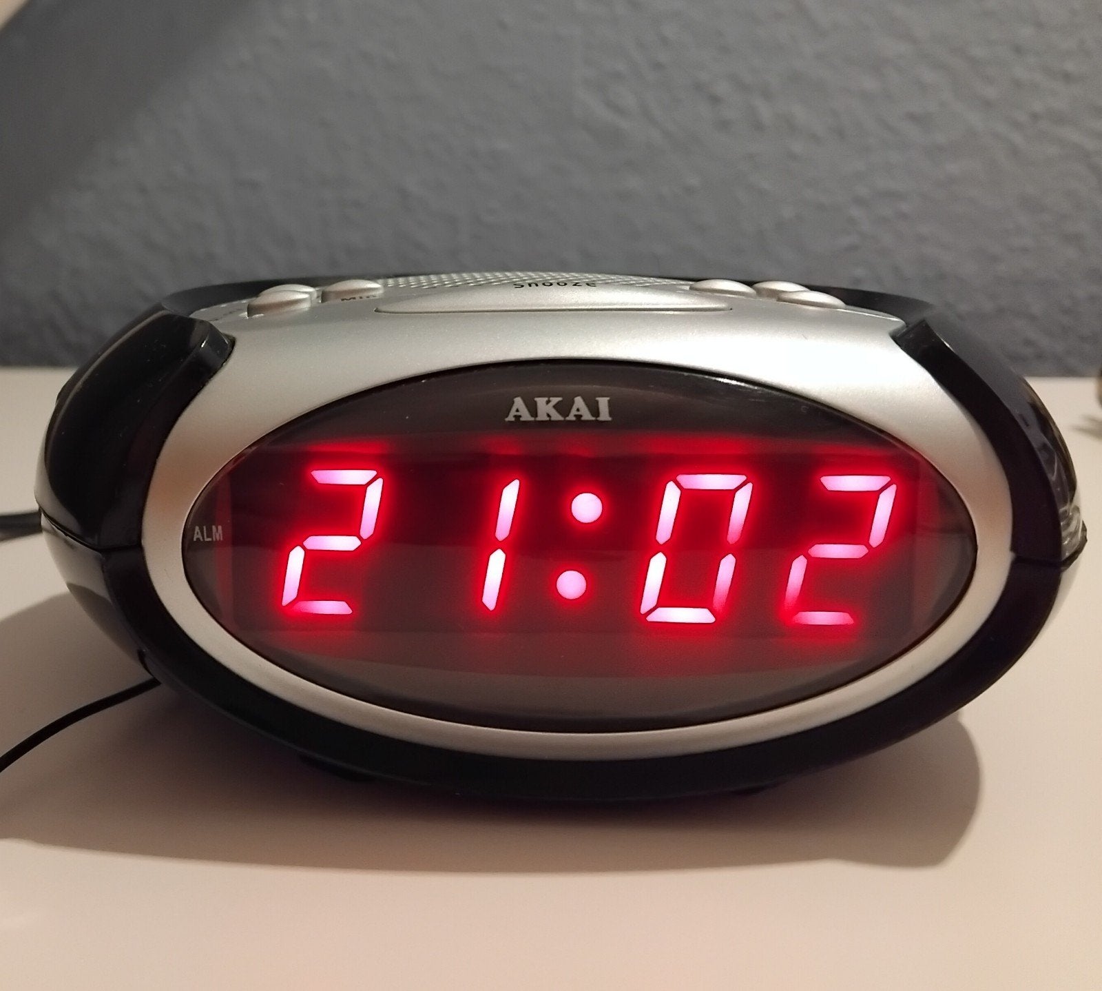 Akai AR 100 wekkerradio met rood LED-display, Ophalen of Verzenden, Gebruikt, Digitaal