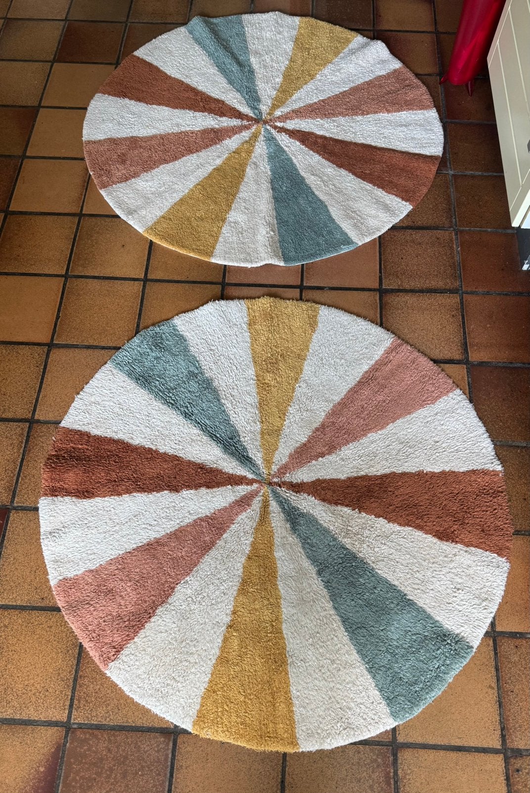 Circus Terra - twee ronde vloerkleden., Rond, Ophalen of Verzenden, Zo goed als nieuw, Modern