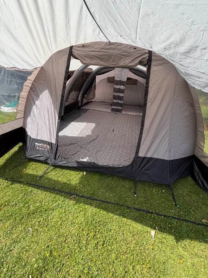 Eurotrail Bergamo Air 6-persoons opblaastent, Caravans en Kamperen, Tenten, Ophalen, Gebruikt, Tot en met 6