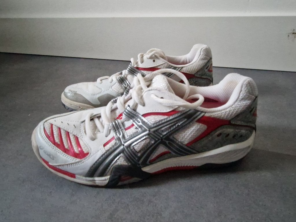 Asics sportschoenen met gel voor binnen. Maat 39.5, Ophalen, Nieuw