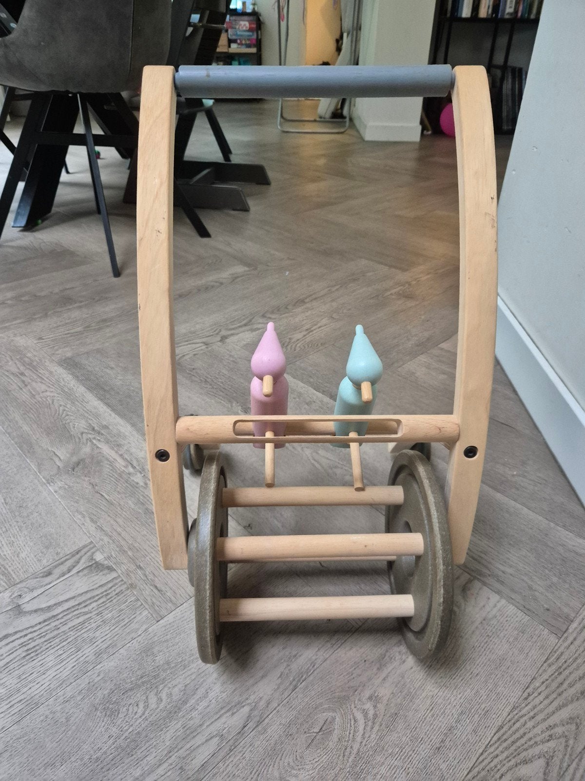 Houten loopwagen, Ophalen