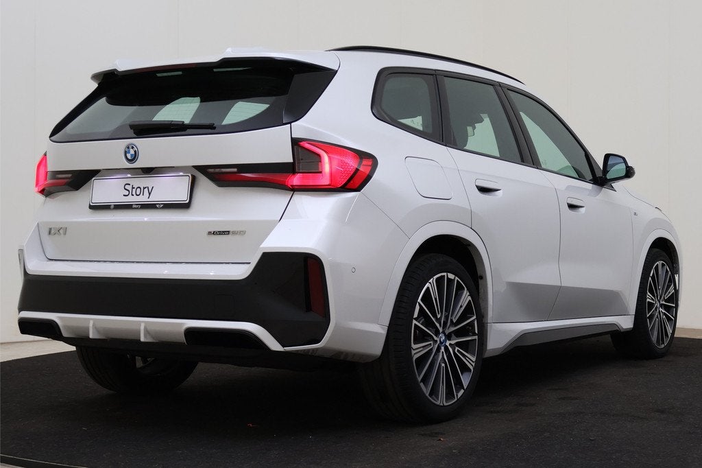 BMW iX1 eDrive20 M Sport / Panoramadak / Sportstoelen / Comf, Auto's, BMW, Gebruikt, Met garantie (alle), 24 min, Wit