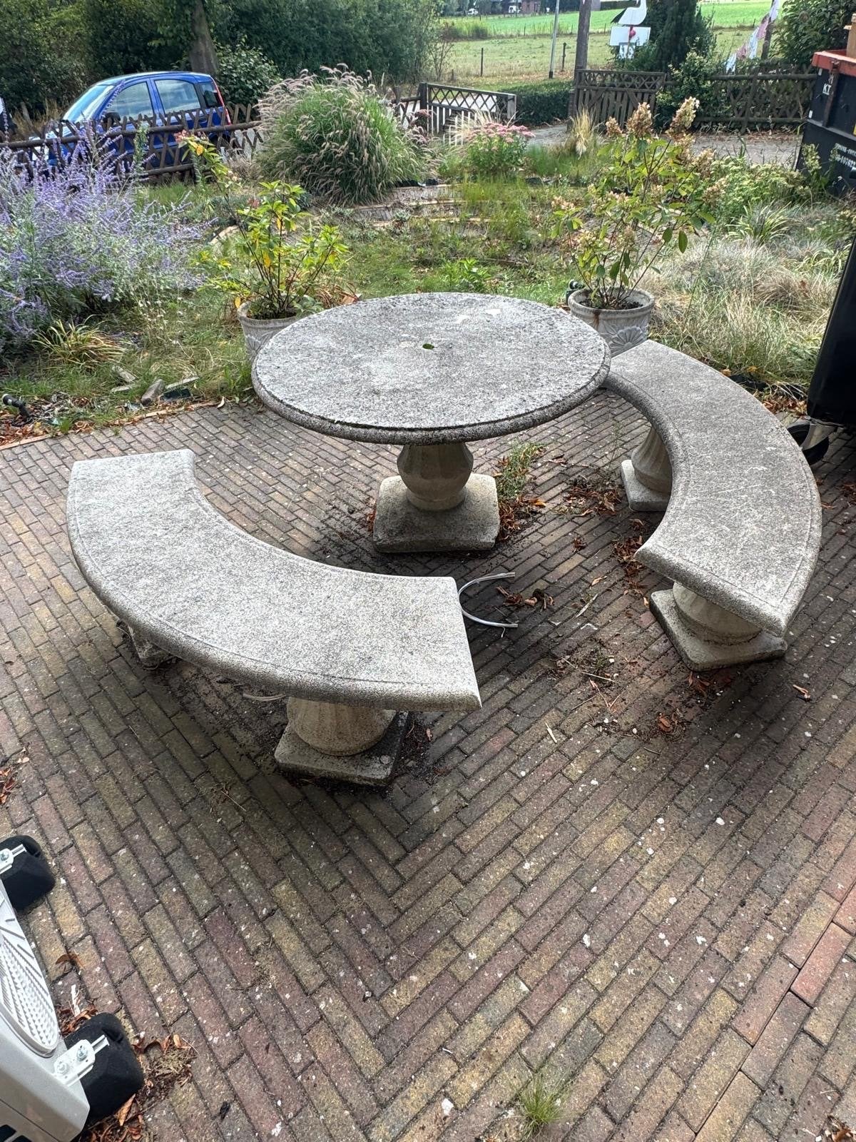 Betonnen tuinset: ronde tafel met twee halfronde banken, Ophalen, Gebruikt, Overige materialen, 4 zitplaatsen