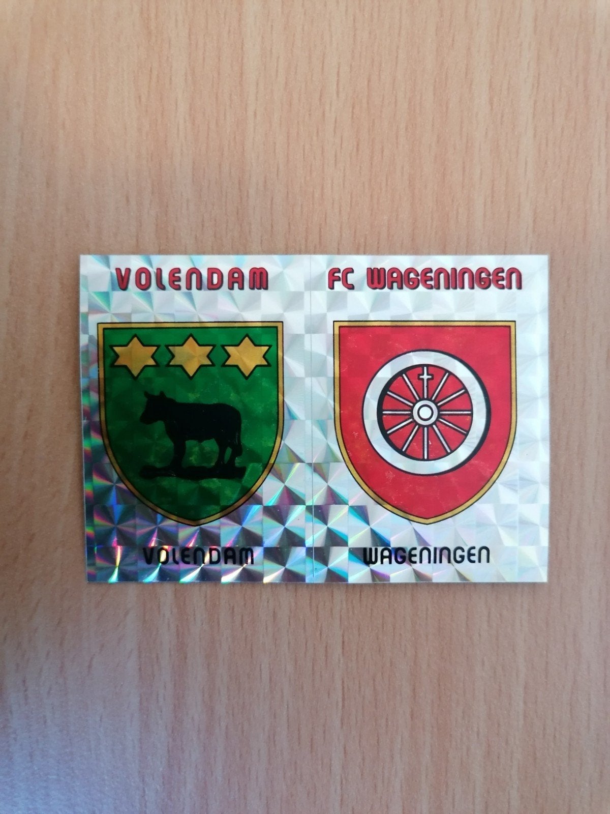 Panini Voetbal 86 #351 Volendam en FC Wageningen embleem., Ophalen of Verzenden, Zo goed als nieuw, Sticker