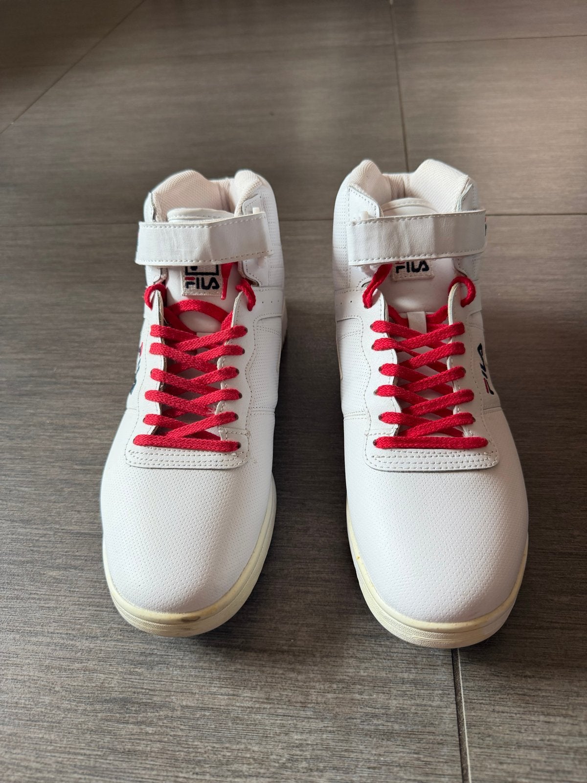 Witte Fila Hoge Sneakers met Rode Veters - Maat 44.5, Ophalen of Verzenden, Gedragen, Wit, Sneakers of Gympen