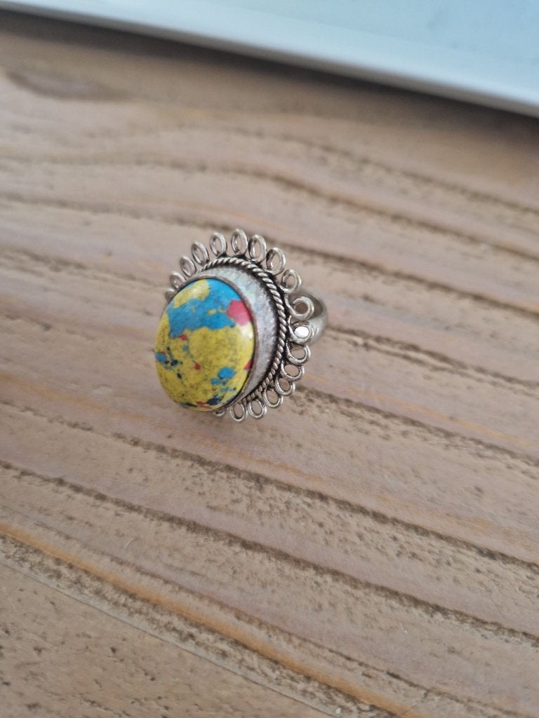 Tibetaans zilveren ring met gekleurde turquoise, maat 16., Sieraden, Tassen en Uiterlijk, Antieke sieraden, Ophalen of Verzenden