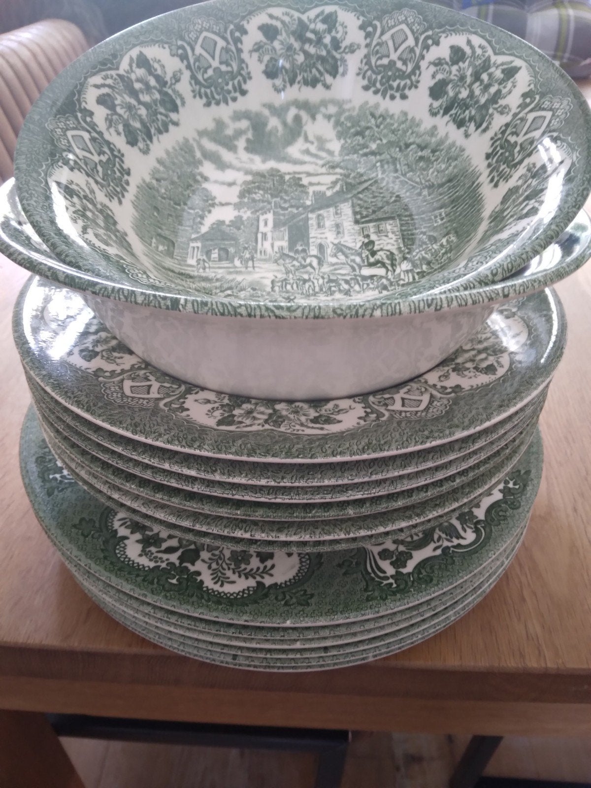 Mooi groen servies met Engels landleven afbeeldingen, Huis en Inrichting, Ophalen, Zo goed als nieuw, Bord(en), Overige stijlen