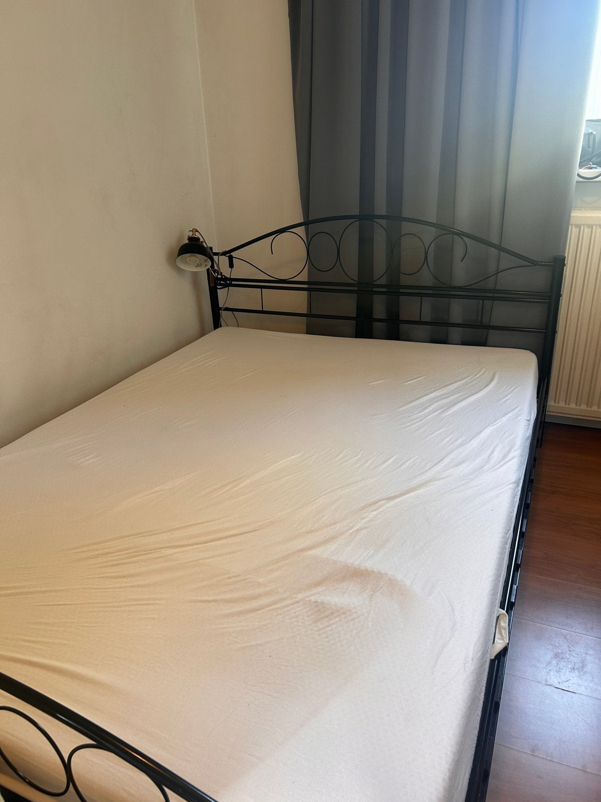 Bed met ÅBYGDA matras (140x200cm), Gebruikt, Tweepersoons, 200 cm, Metaal