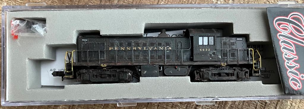 N Scale - Atlas #44033 Locomotief, Diesel, Alco RS-1 - Penn, Overige merken, Ophalen of Verzenden, Zo goed als nieuw, Gelijkstroom
