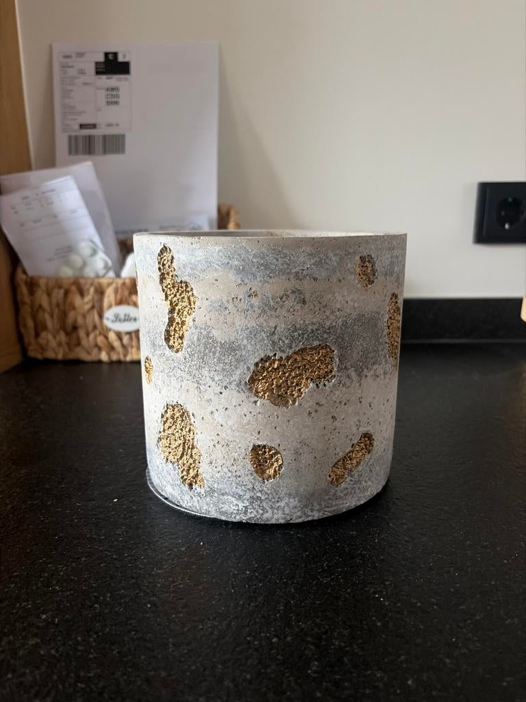 Decoratieve Bloempot met Gouden Accent, Gebruikt, Rond, Binnen, Minder dan 40 cm