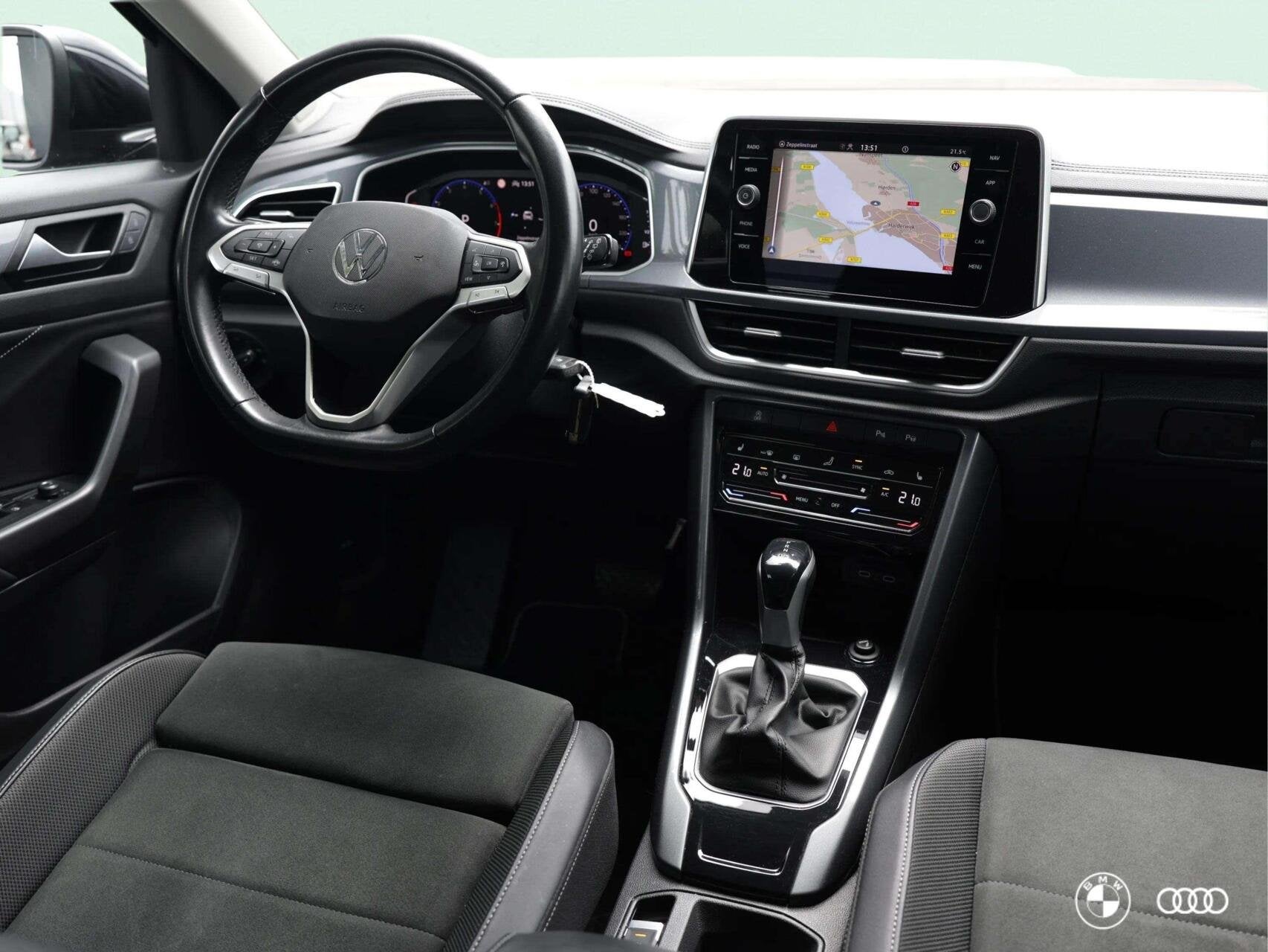 Volkswagen T-Roc 1.5 TSI BUSINESS / MASSAGE / ACC / CAMERA /, Auto's, Volkswagen, 1258 kg, 4 cilinders, Leder en Stof, Zwart
