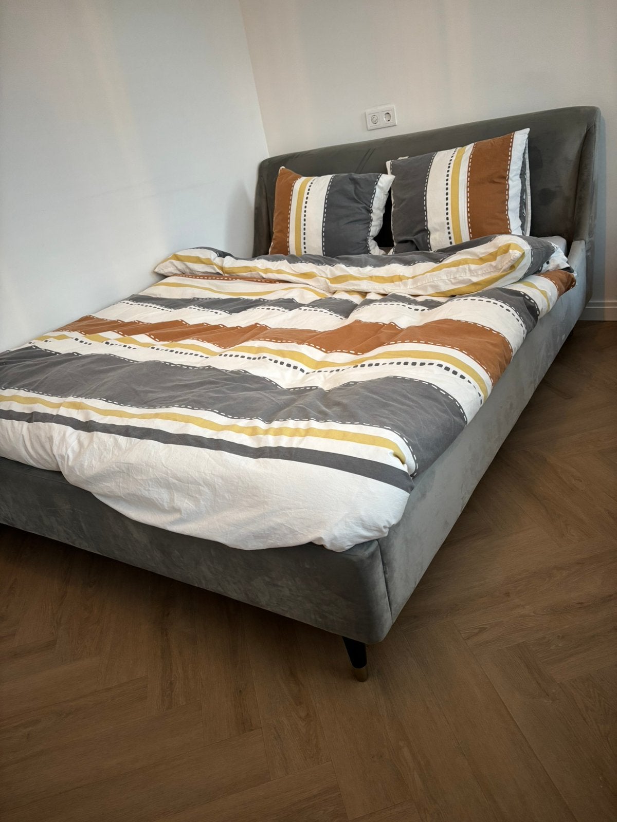Westwing bed grijs bouclé 160x200, Huis en Inrichting, Slaapkamer | Complete slaapkamers, Ophalen, Zo goed als nieuw, Eenpersoons