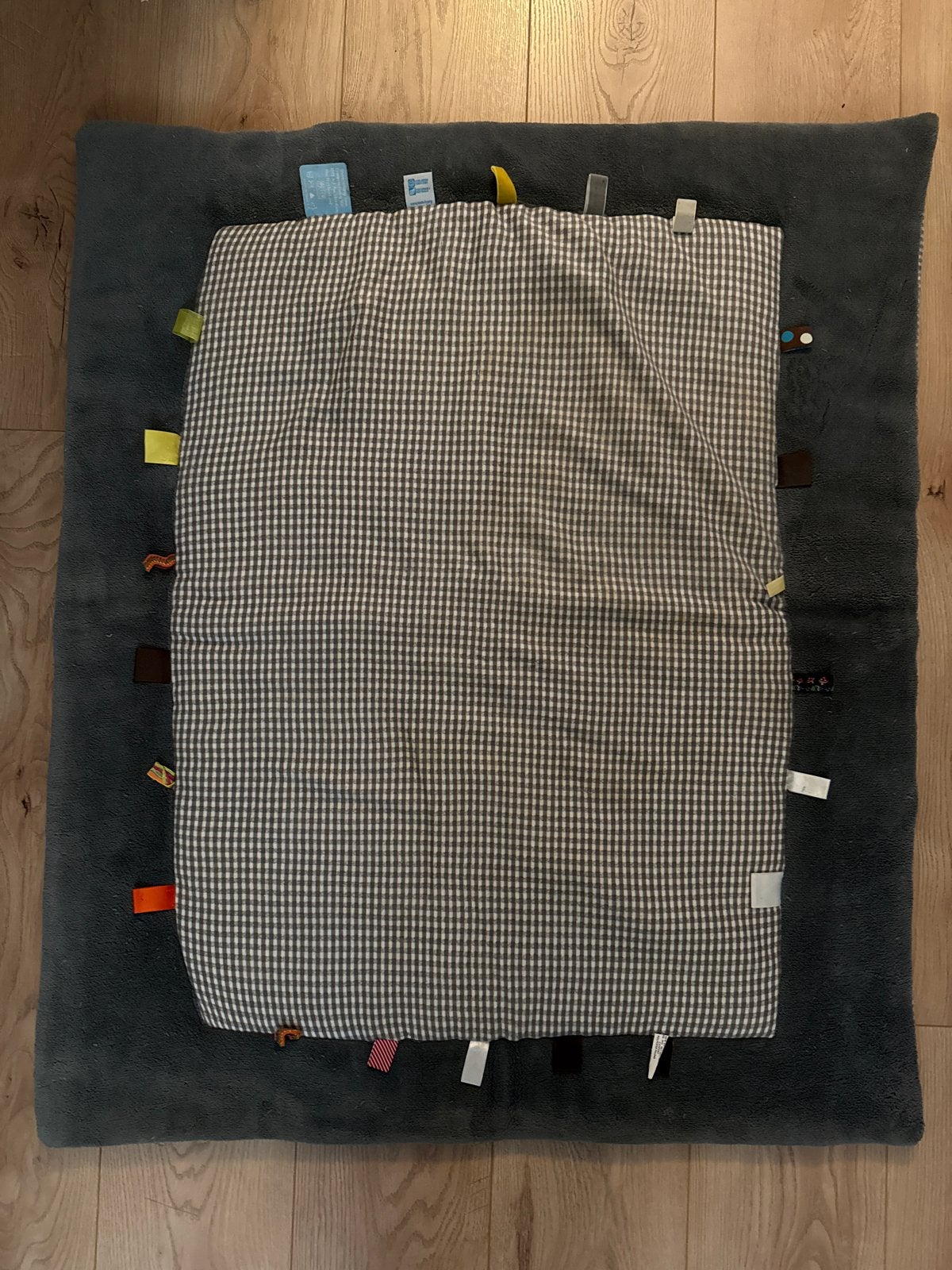 Snoozebaby speelkleed met labels, Ophalen, Zo goed als nieuw
