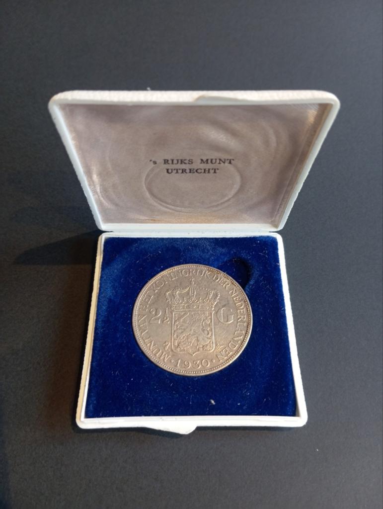 Zeldzame zilveren rijksdaalder 1930, met orginele muntdoos, Ophalen of Verzenden, Koningin Wilhelmina, 2½ gulden, Zilver