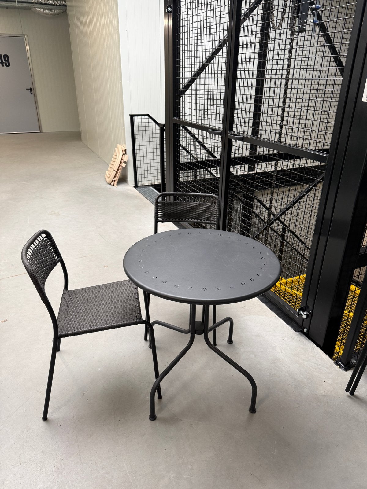 Zwart metalen bistrotafel met twee stoelen, Ophalen, Gebruikt, Rond, Metaal