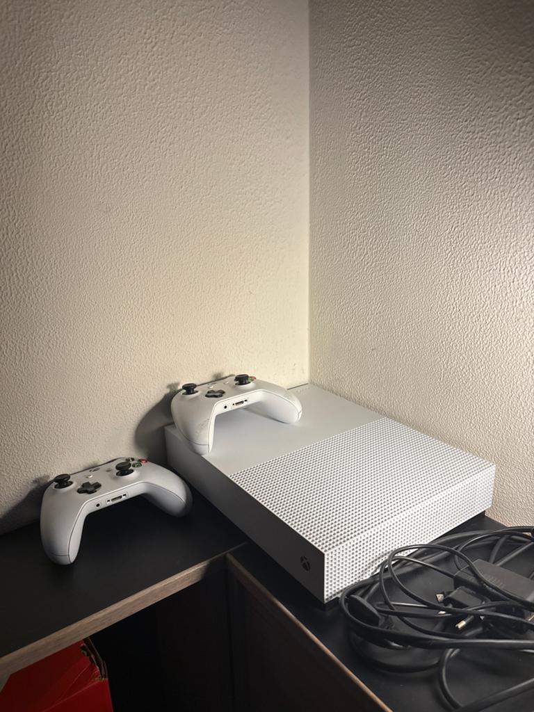 Xbox One S met 2 controllers, Spelcomputers en Games, Spelcomputers | Xbox One, Ophalen, Zo goed als nieuw, Met 2 controllers
